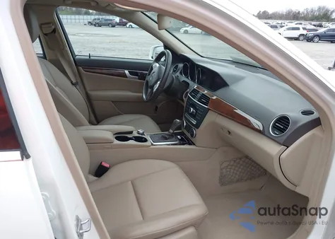 2013 Mercedes-Benz C 300 Luxury 4Matic z USA, uszkodzony, nr VIN WDDGF8AB7DR255327